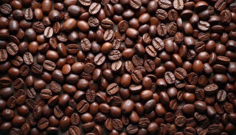 Primer plano de granos de café tostados de distintos tonos, con la grieta central visible, en luz cálida